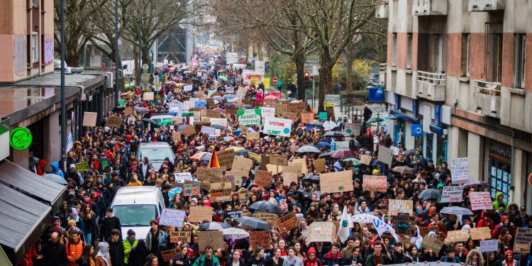 In ganz Europa, Seite an Seite mit den kämpfenden Schülerinnen und Schülern, Studierenden und jungen Arbeitern, an der Spitze der Streikbewegung der Arbeiterklasse